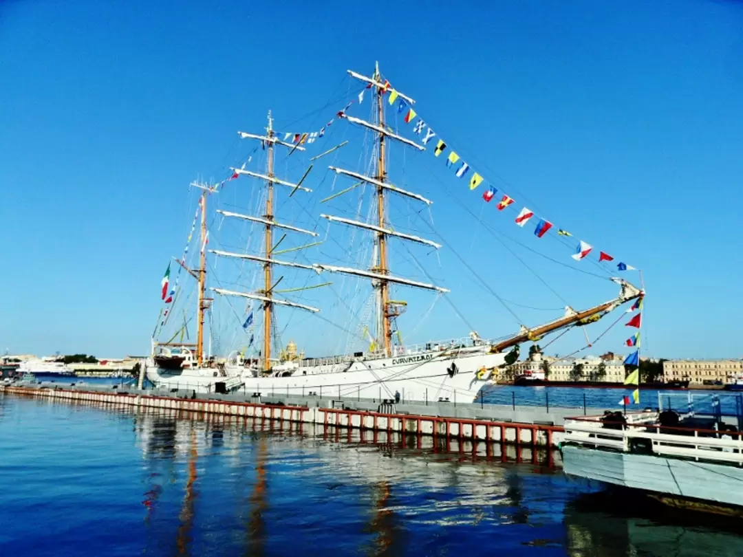 «Cuauhtemoc» 3-х мачтовый барк ВМС Мексики у Английской набережной «Cuauhtemoc» 3-х мачтовый барк ВМС Мексики у Английской набережной