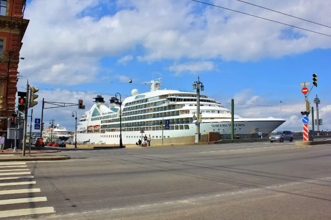 «Seabourn Sojourn» — круизный лайнер класса люкс у Английской набережной «Seabourn Sojourn» — круизный лайнер класса люкс у Английской набережной