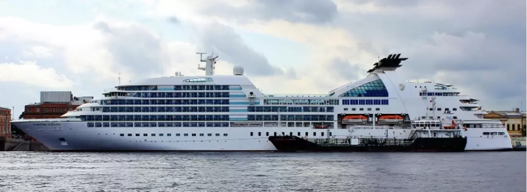 «Seabourn Sojourn» — круизный лайнер класса люкс у Английской набережной «Seabourn Sojourn» — круизный лайнер класса люкс у Английской набережной