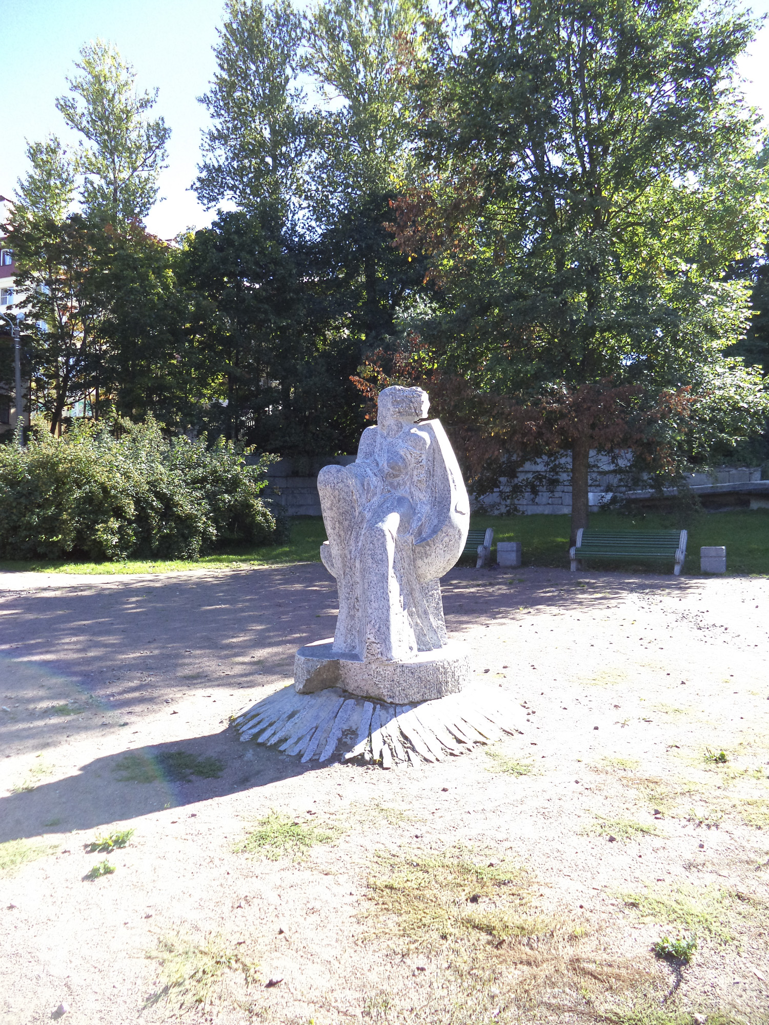 Памятник в сквере Памятник в сквере