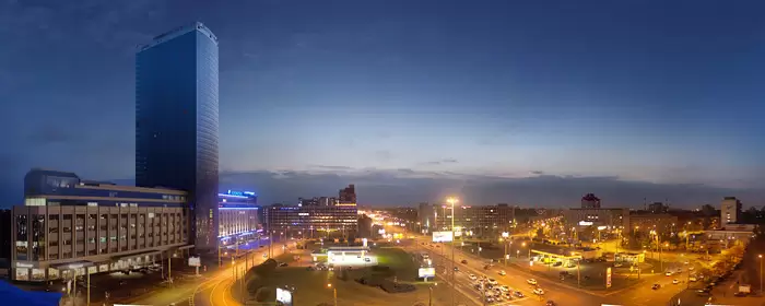 Площадь Конституции вечером