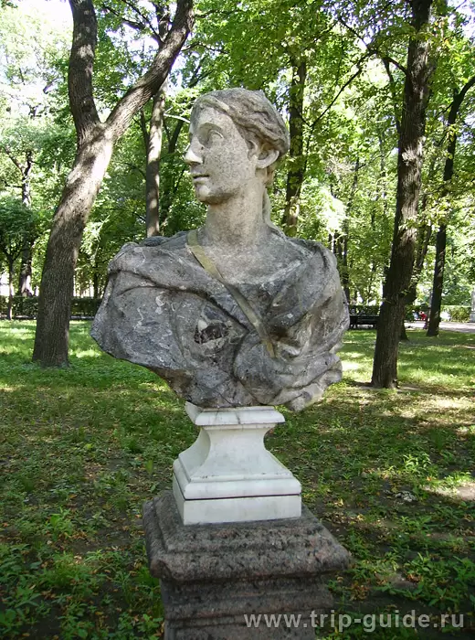 Скульптура женщины в серой драпировке. Неизвестный скульптор, 18 в. Скульптура женщины в серой драпировке. Неизвестный скульптор, 18 в.