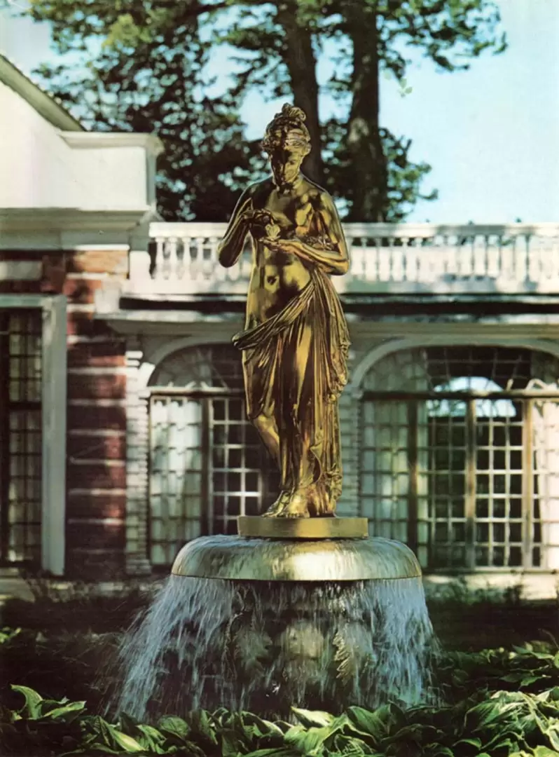 Монплезирский сад. Фонтан-колокол. Статуя «Психея», 1817 г. Монплезирский сад. Фонтан-колокол. Статуя «Психея», 1817 г.