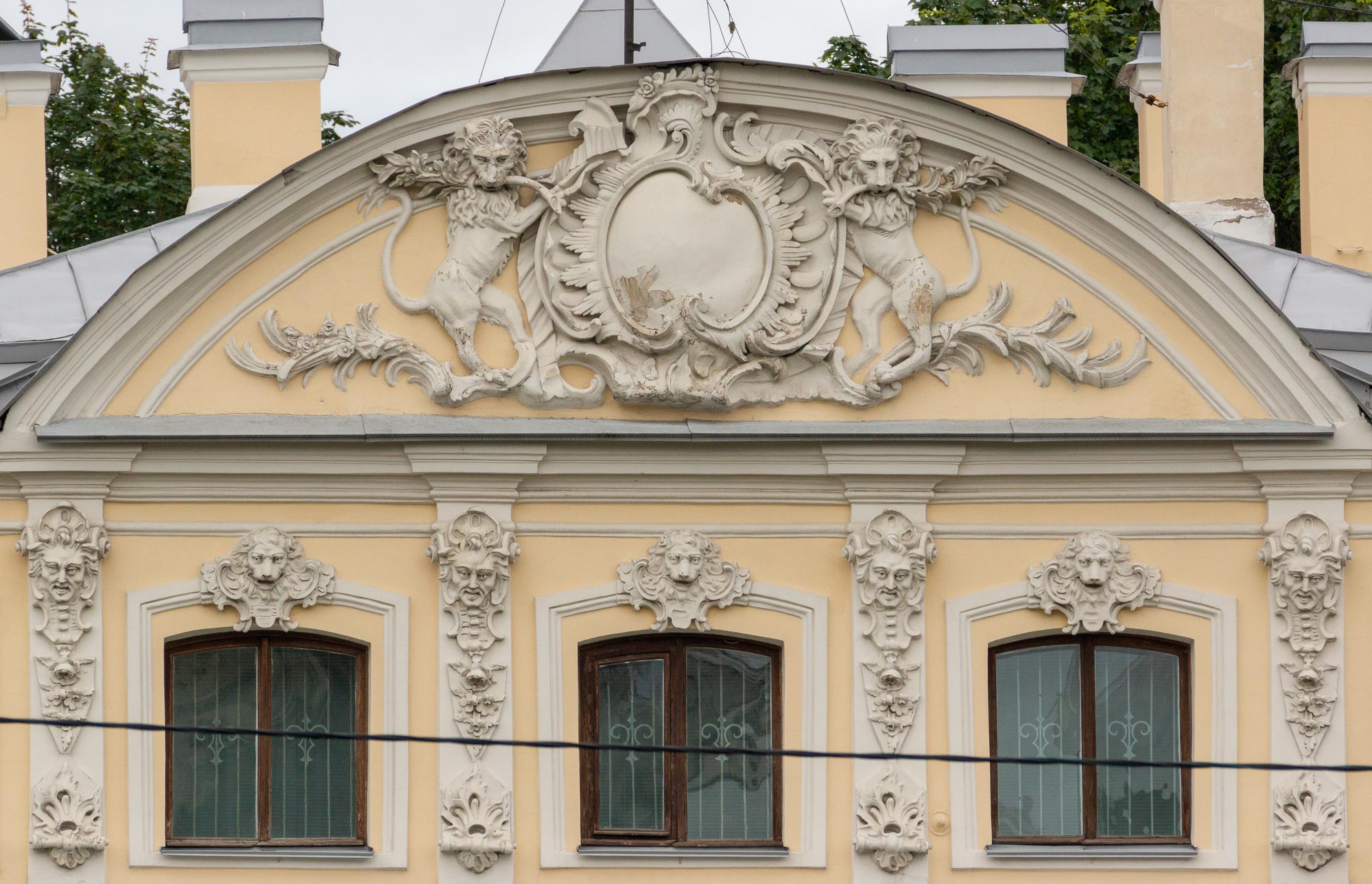 Два льва на фасаде Шереметевского дворца в Санкт-Петербурге Два льва на фасаде Шереметевского дворца в Санкт-Петербурге