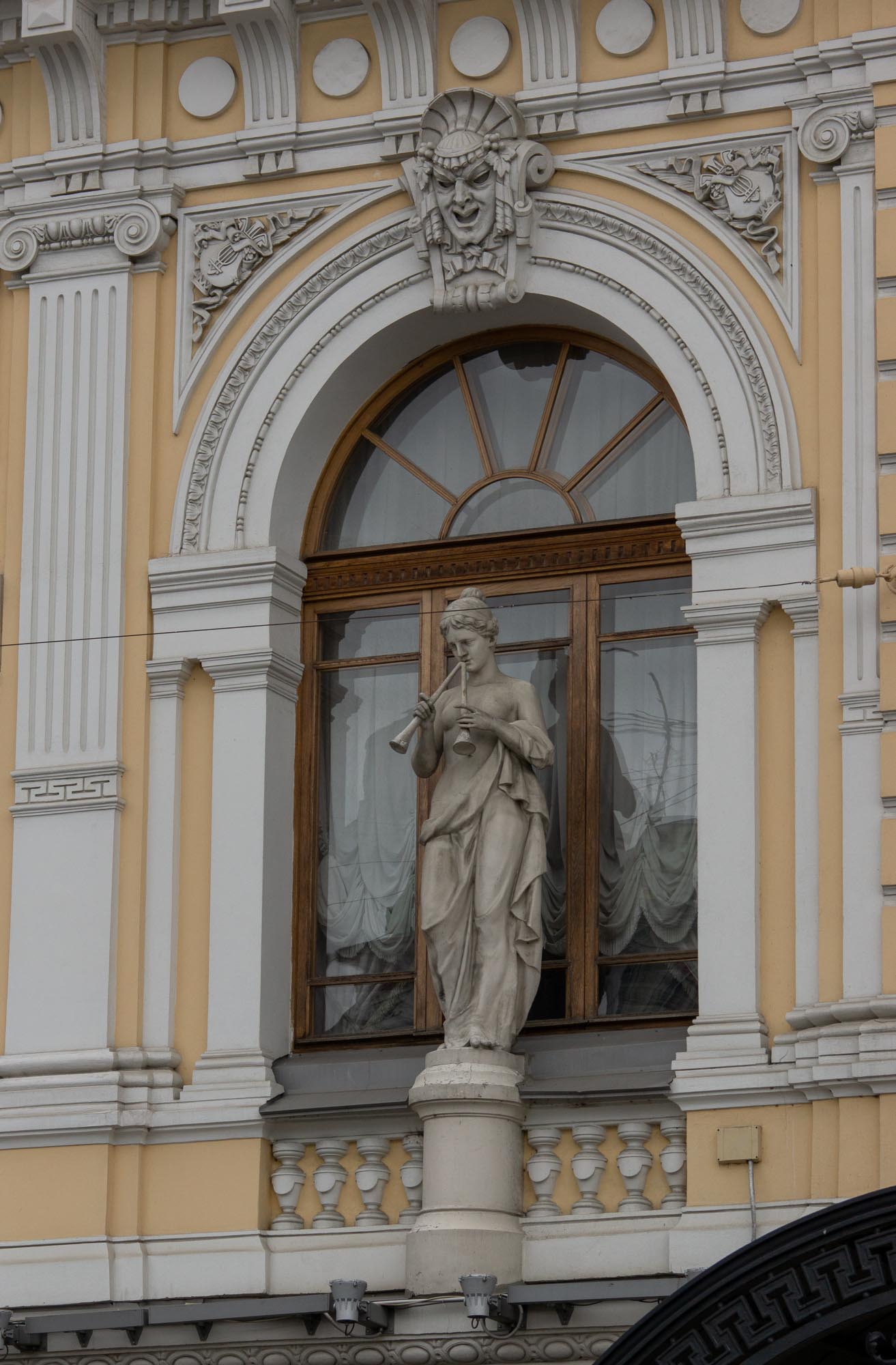 Цирк Чинизелли, скульптура Эвтерпы перед окном цирка Цирк Чинизелли, скульптура Эвтерпы перед окном цирка