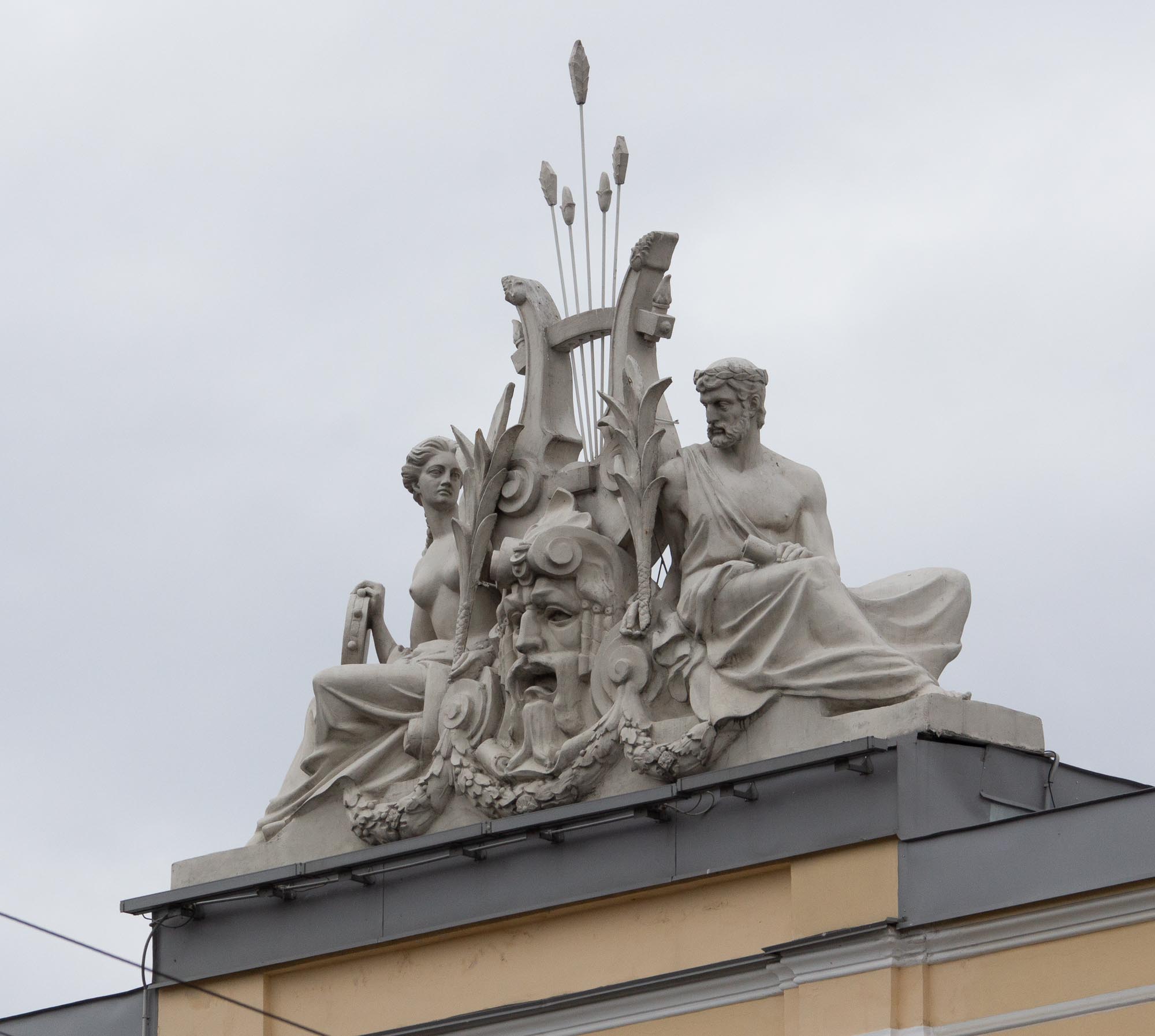 Цирк Чинизелли, скульптурная группа Юпитер и Минерва над ризалитом Цирк Чинизелли, скульптурная группа Юпитер и Минерва над ризалитом