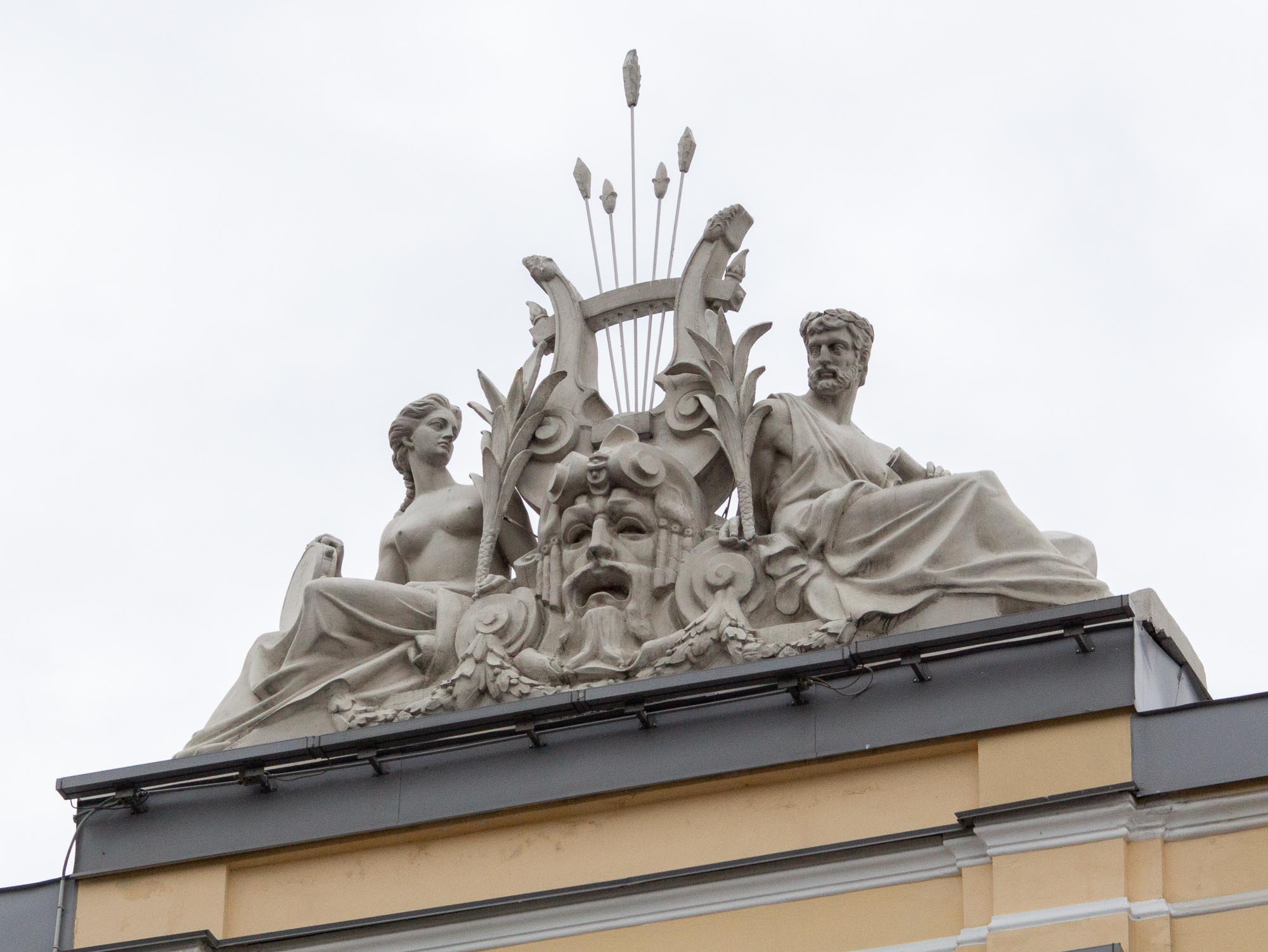 Цирк Чинизелли, скульптурная группа Юпитер и Минерва над ризалитом Цирк Чинизелли, скульптурная группа Юпитер и Минерва над ризалитом