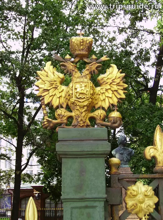 Герб России на ограде домика Петра Великого Герб России на ограде домика Петра Великого