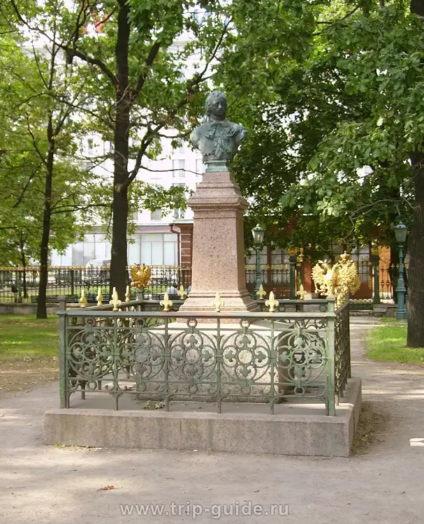 Памятник Петру I у музея Домик Петра I