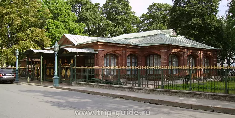 Защитный футляр для деревянного Домика Петра I