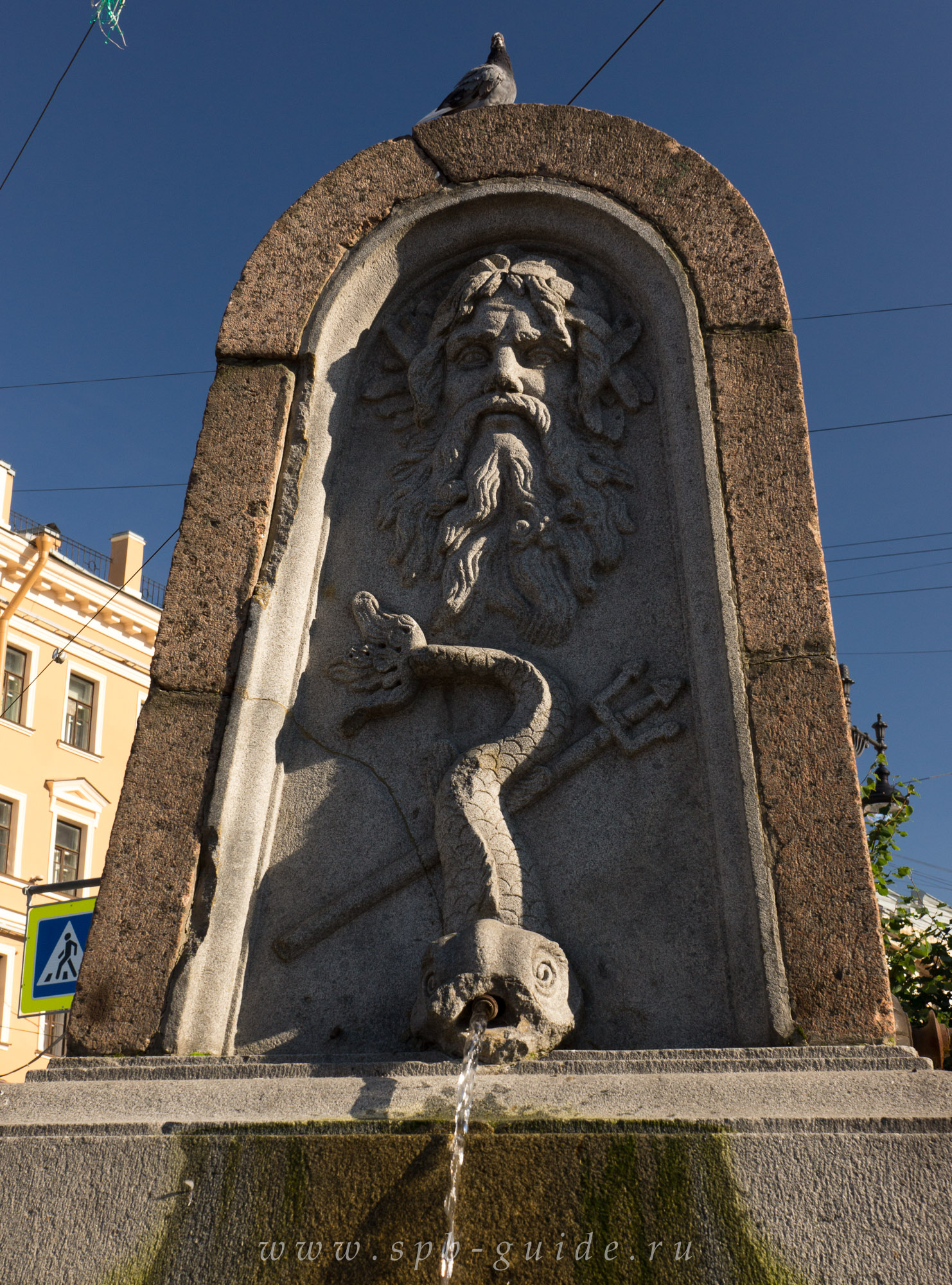 Питьевой фонтан на Сенной площади, перенесен с Царскосельской дороги Питьевой фонтан на Сенной площади, перенесен с Царскосельской дороги