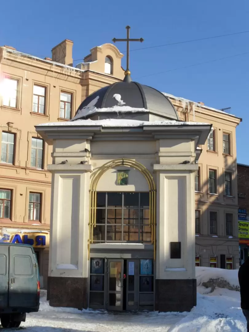 Часовня в память о храме Успения Пресвятой Богородицы на Сенной, снесенном в 1961 году Часовня в память о храме Успения Пресвятой Богородицы на Сенной, снесенном в 1961 году