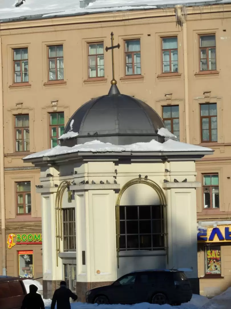 Часовня в память о храме Успения Пресвятой Богородицы на Сенной, снесенном в 1961 году Часовня в память о храме Успения Пресвятой Богородицы на Сенной, снесенном в 1961 году