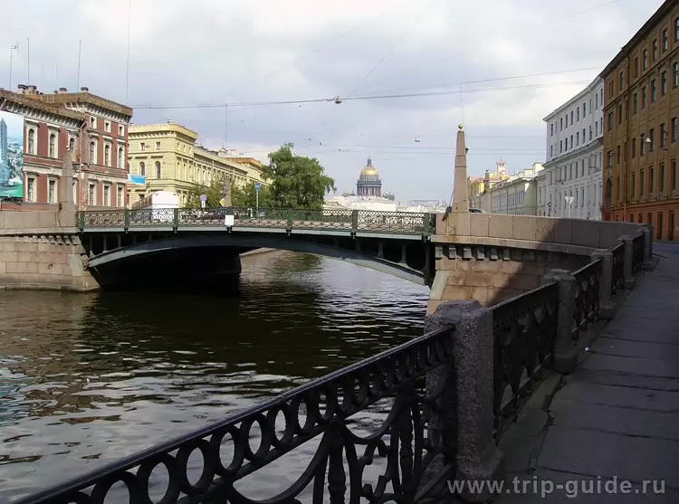 Река Мойка, вид на Поцелуев мост и Исаакиевский собор Река Мойка, вид на Поцелуев мост и Исаакиевский собор