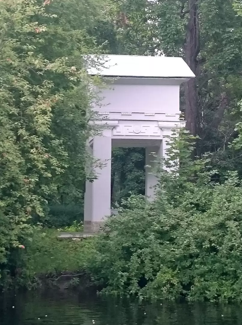 Павильон на острове