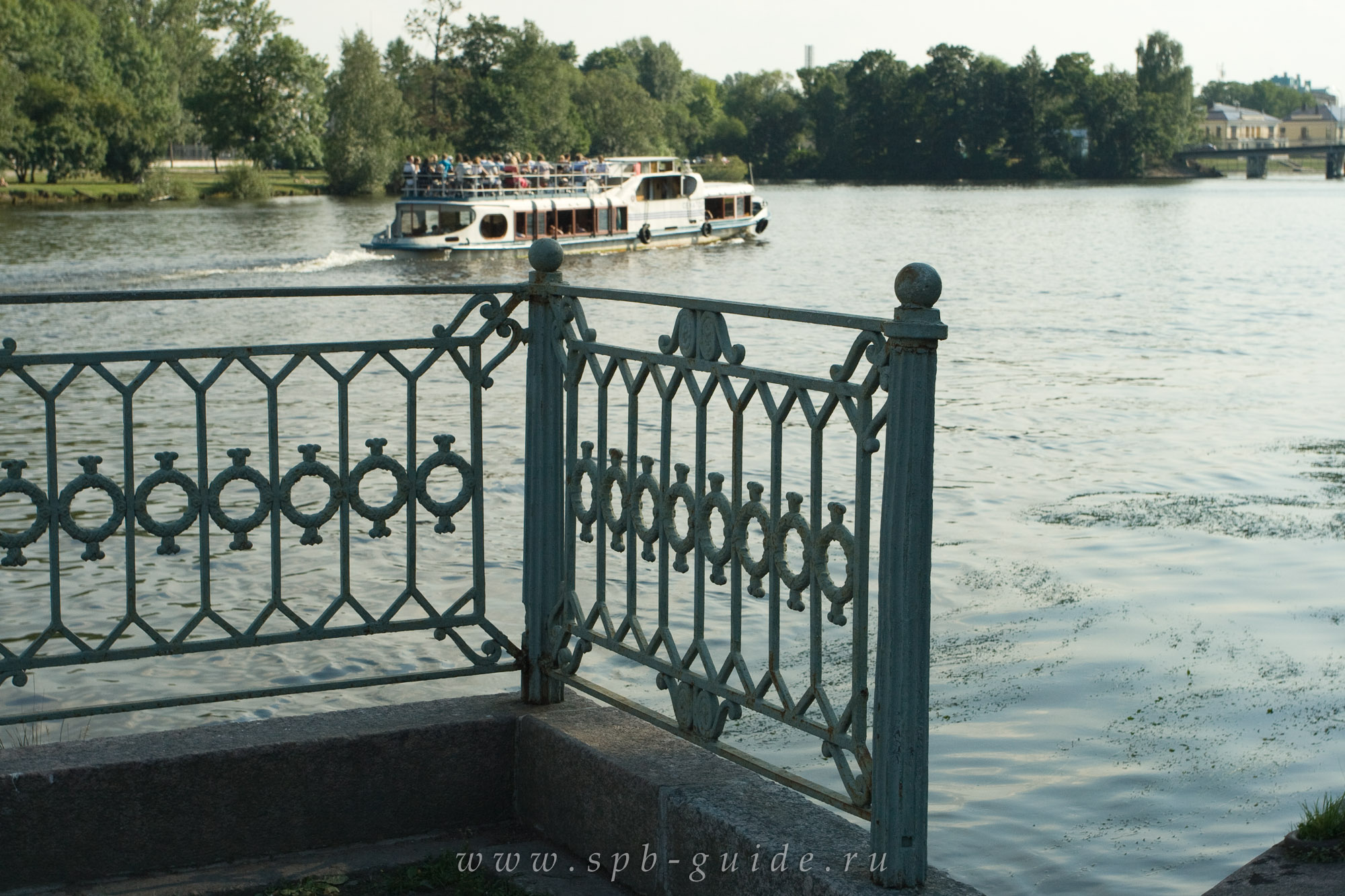 Теплоход на Средней Невке