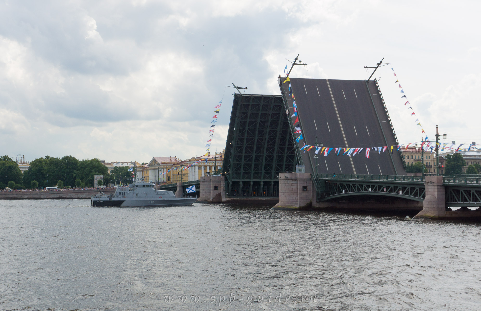 Дворцовый мост, разведенный днём Дворцовый мост, разведенный днём