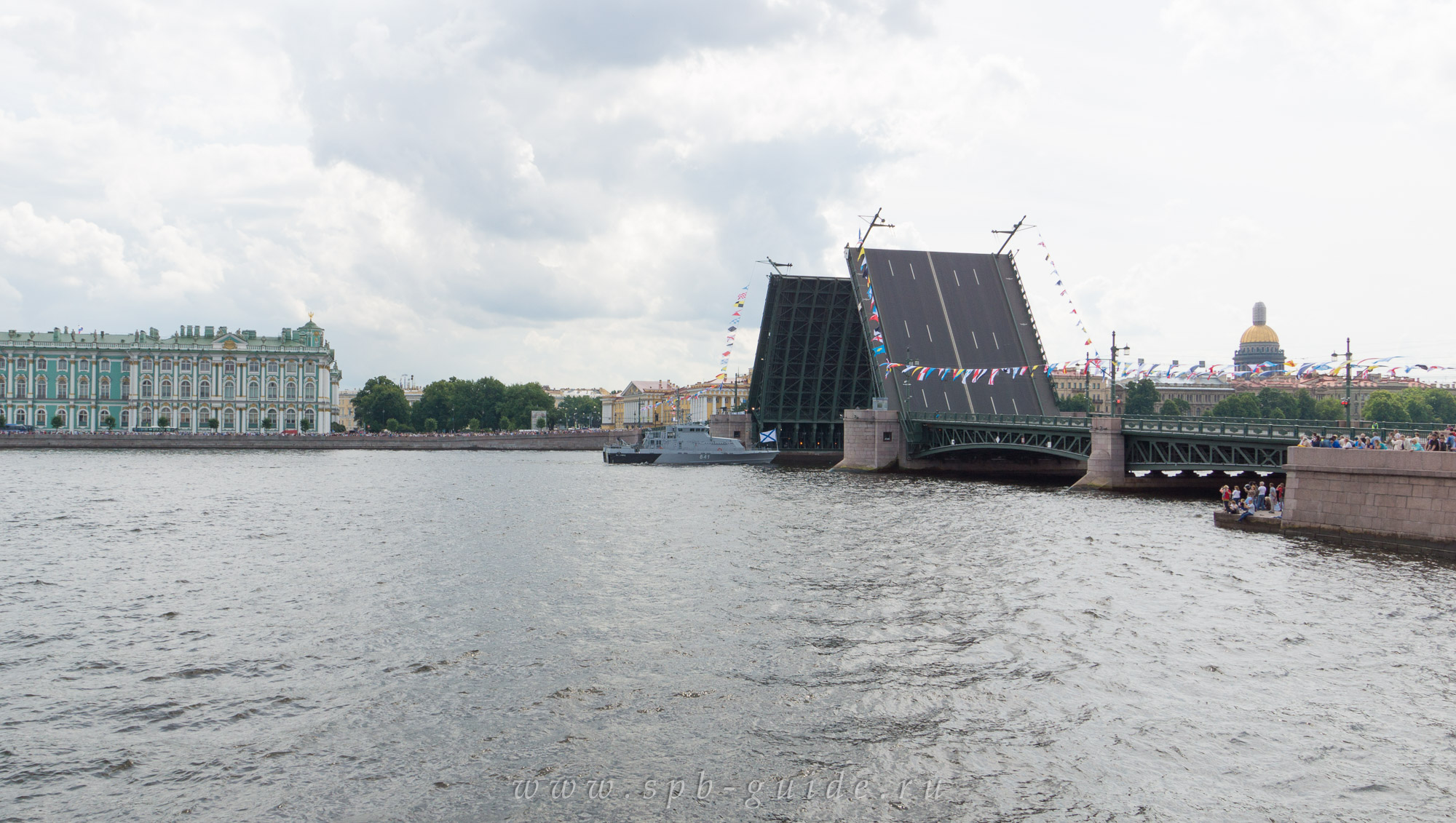 Дворцовый мост развели днём во время репетиции парада в день ВМФ Дворцовый мост развели днём во время репетиции парада в день ВМФ