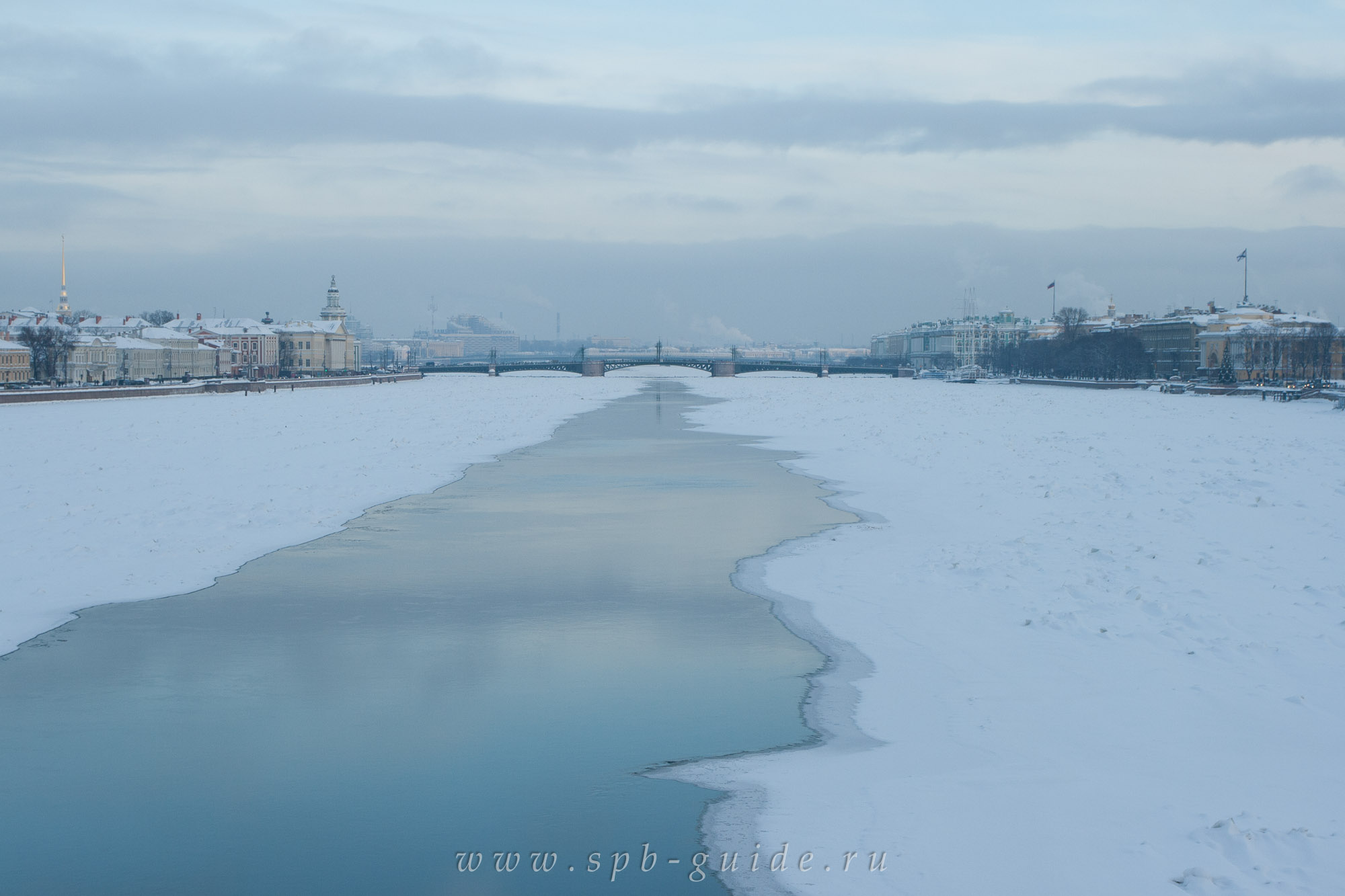 Нева и Дворцовый мост, вид с Благовещенского моста Нева и Дворцовый мост, вид с Благовещенского моста