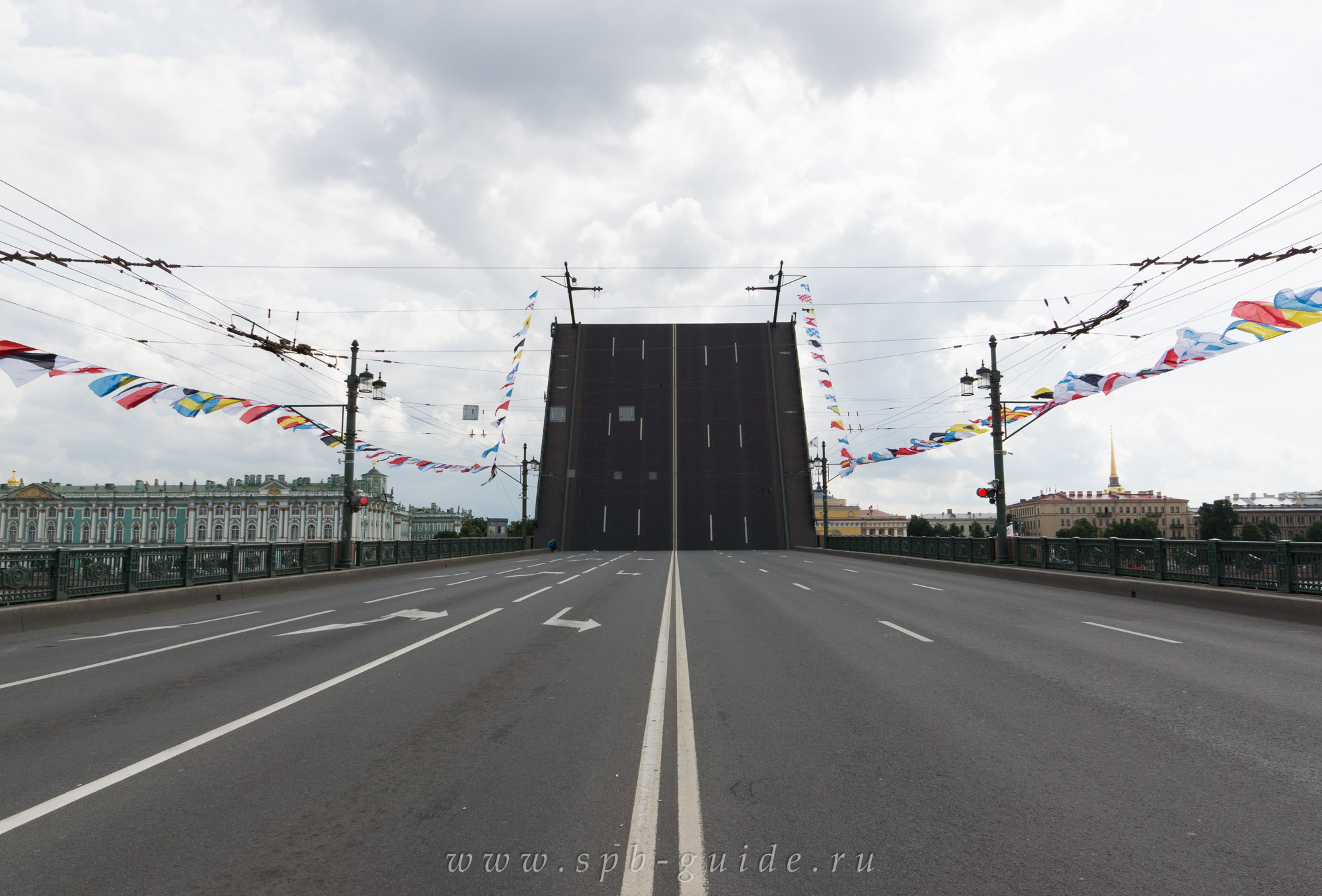 Поднятый пролёт Дворцового моста Поднятый пролёт Дворцового моста