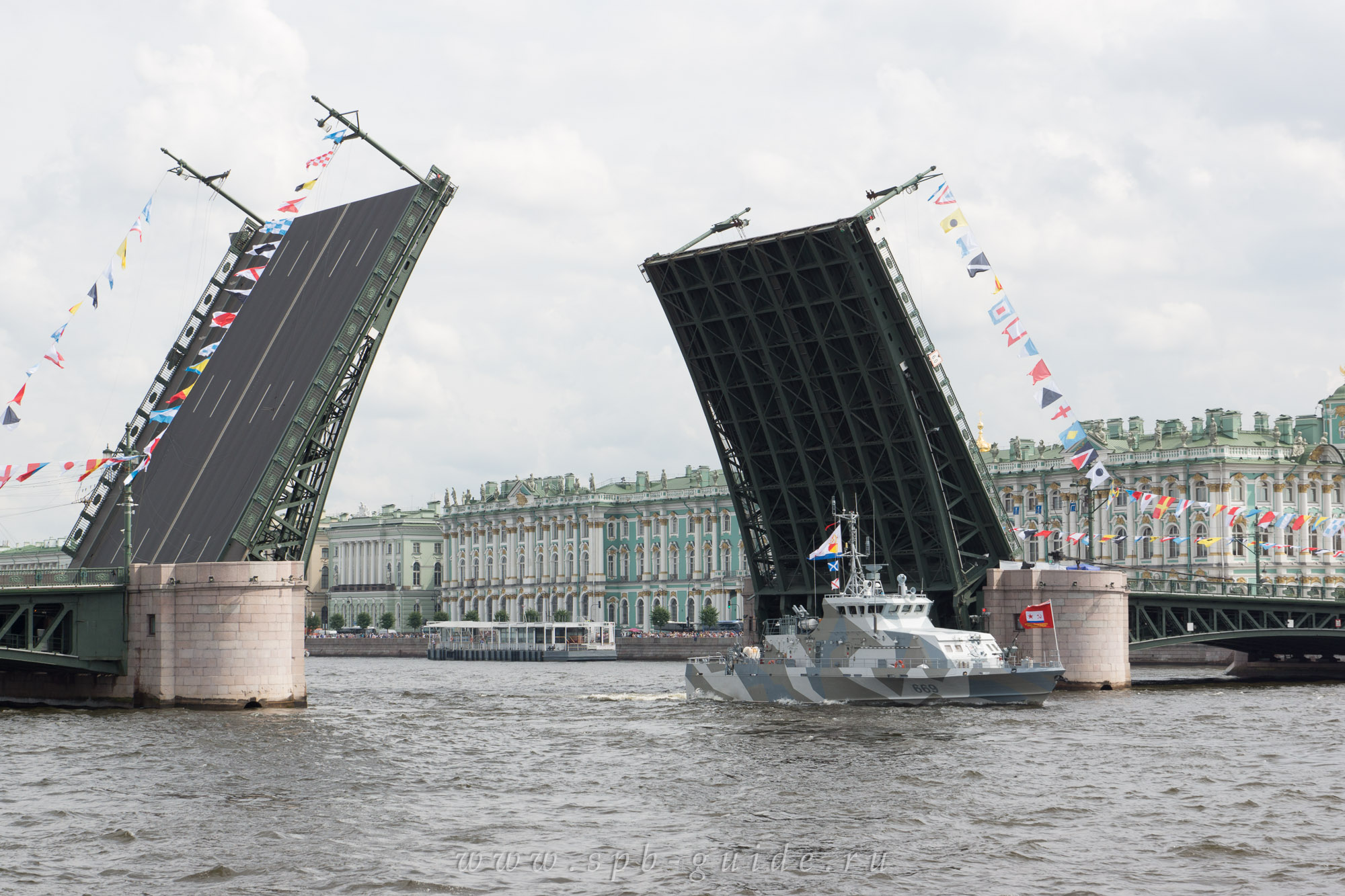 Проход военных кораблей по центру Санкт-Петербурга во время репетиции парада в честь Дня ВМФ Проход военных кораблей по центру Санкт-Петербурга во время репетиции парада в честь Дня ВМФ