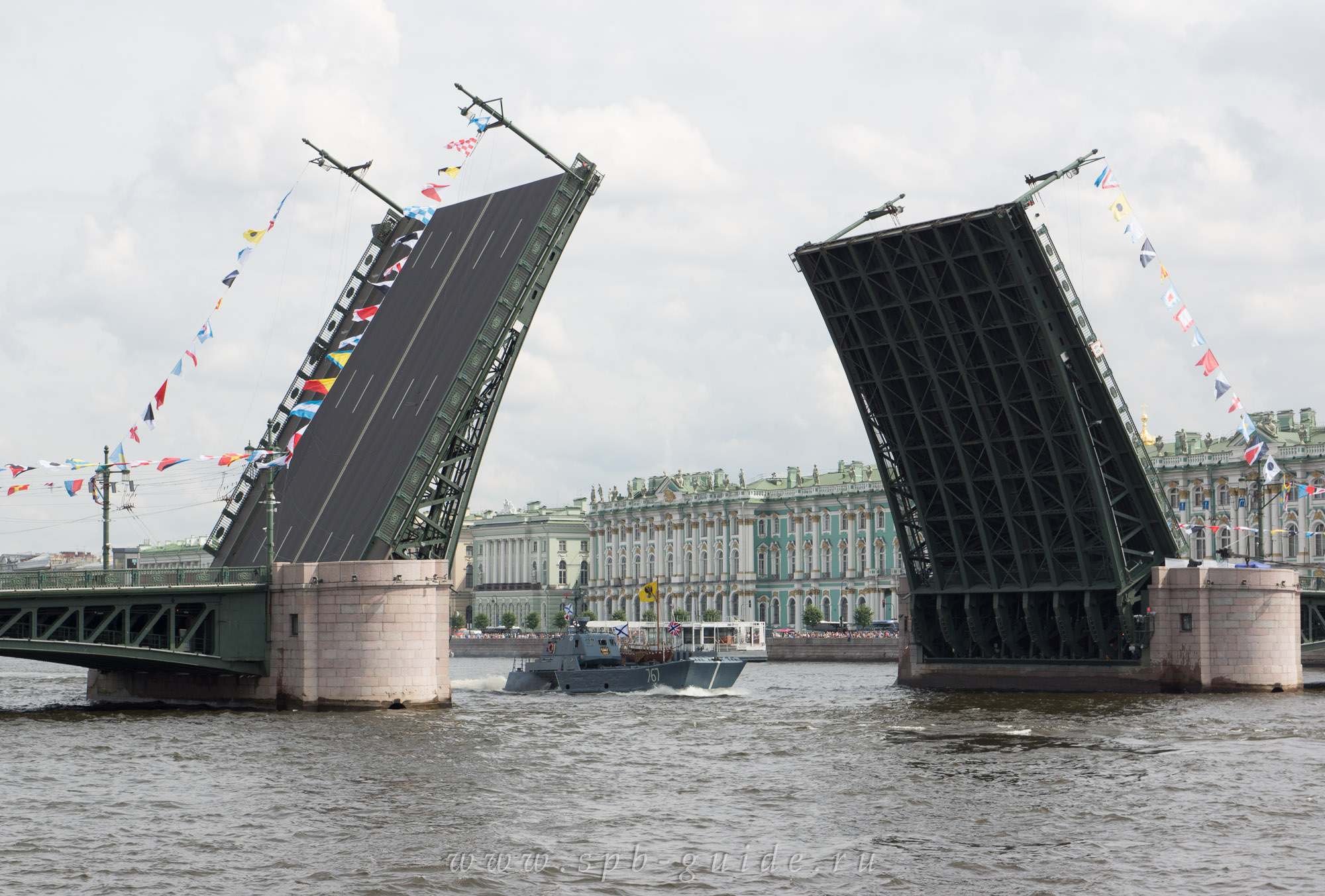 Проход военных судов под Дворцовым мостом Проход военных судов под Дворцовым мостом