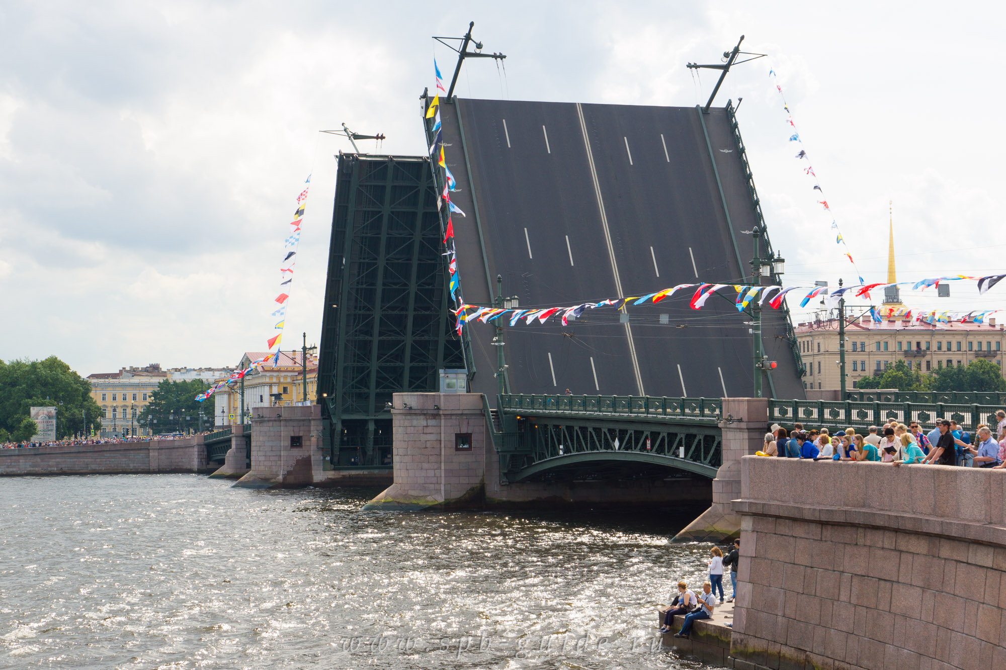 Разведенный Дворцовый мост Разведенный Дворцовый мост