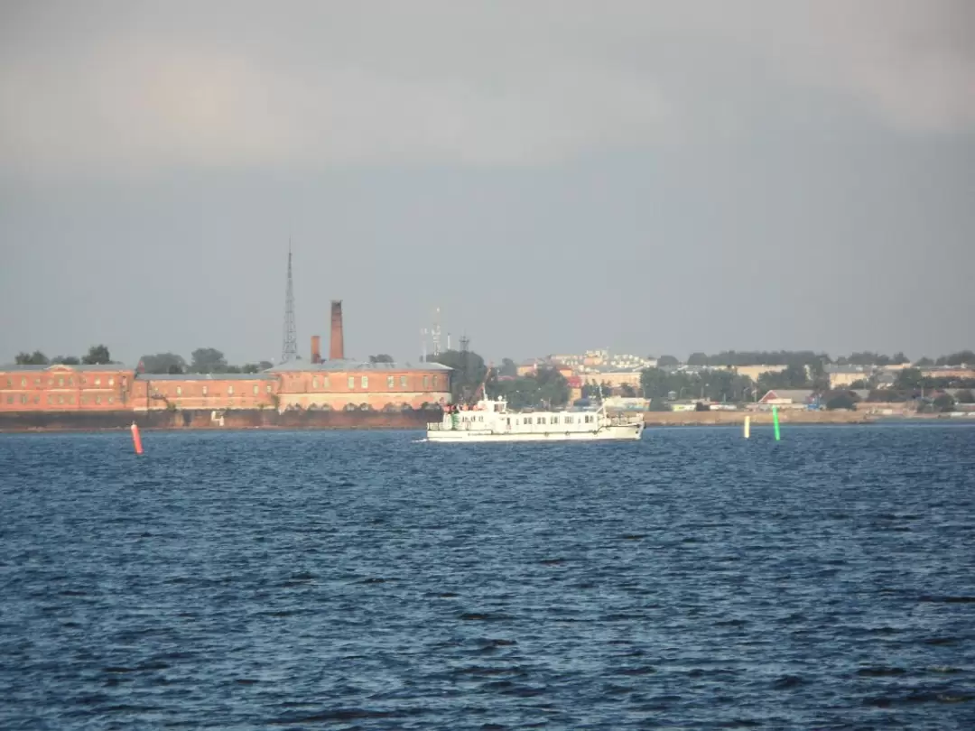 Дамба в Санкт-Петербурге, вид на Кронштадт