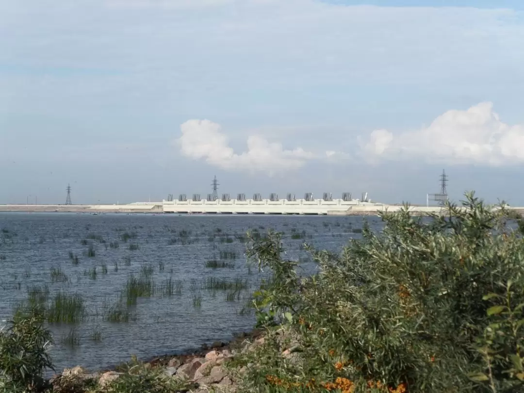 Вид на водопропускное сооружение дамбы Вид на водопропускное сооружение дамбы