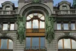 Девы-валькирии на фасаде Дома книги символизируют тяжелую и легкую промышленности