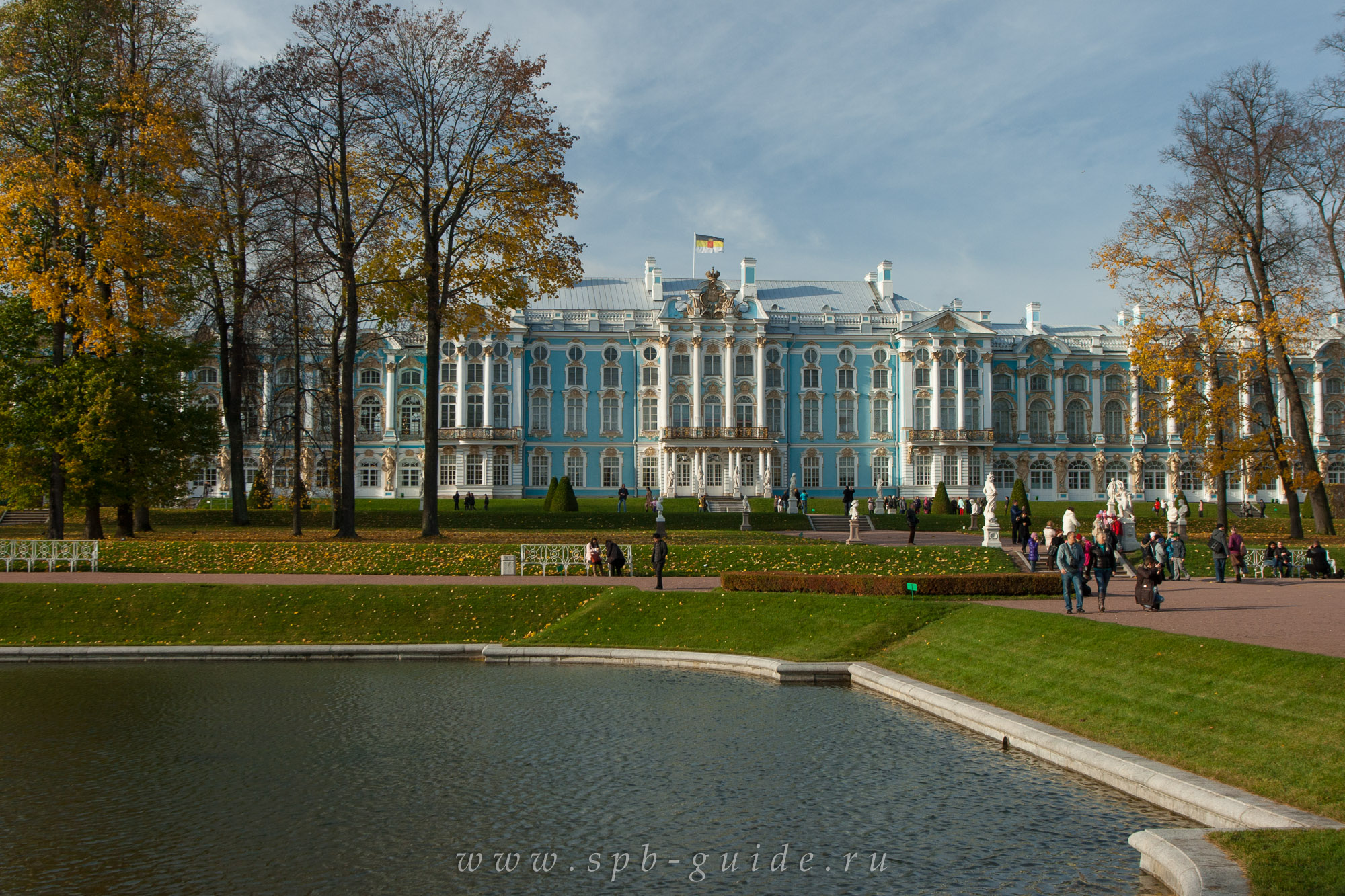 В парке екатерининского дворца