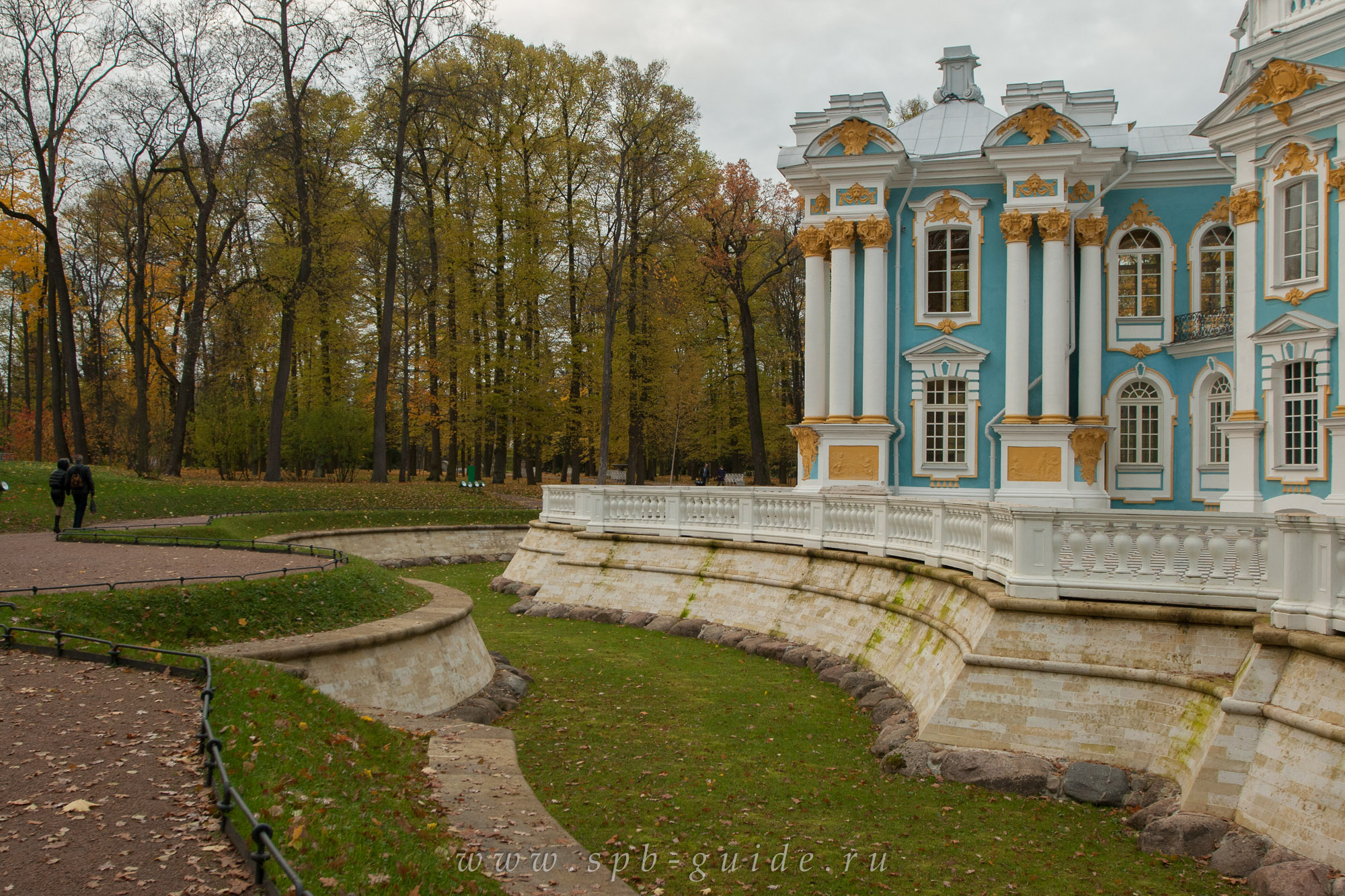 В парке екатерининского дворца