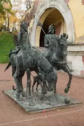 Скульптура «Рыцарь, Смерть и Дьявол» Александра Таратынова