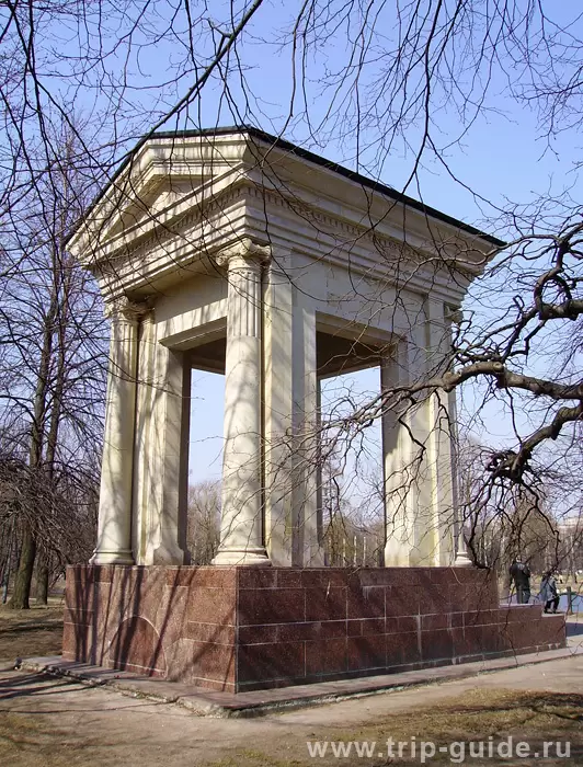 Беседка в память тысяч погибших, жертв блокады и защитников города, сожженных в печах стоявшего здесь завода Беседка в память тысяч погибших, жертв блокады и защитников города, сожженных в печах стоявшего здесь завода