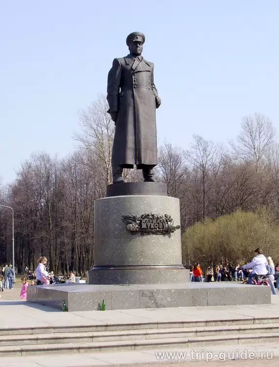 Памятник Маршалу Жукову в Парке Победы Памятник Маршалу Жукову в Парке Победы