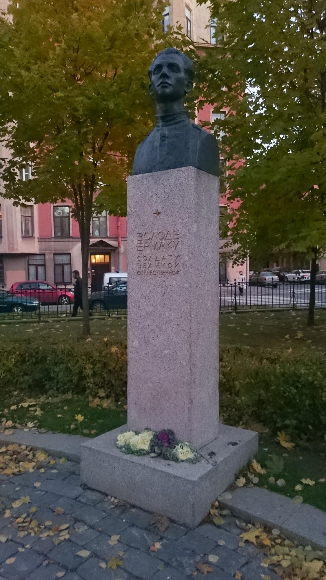 Памятник Володе Ермаку в Воскресенском сквере в Санкт-Петербурге Памятник Володе Ермаку в Воскресенском сквере в Санкт-Петербурге