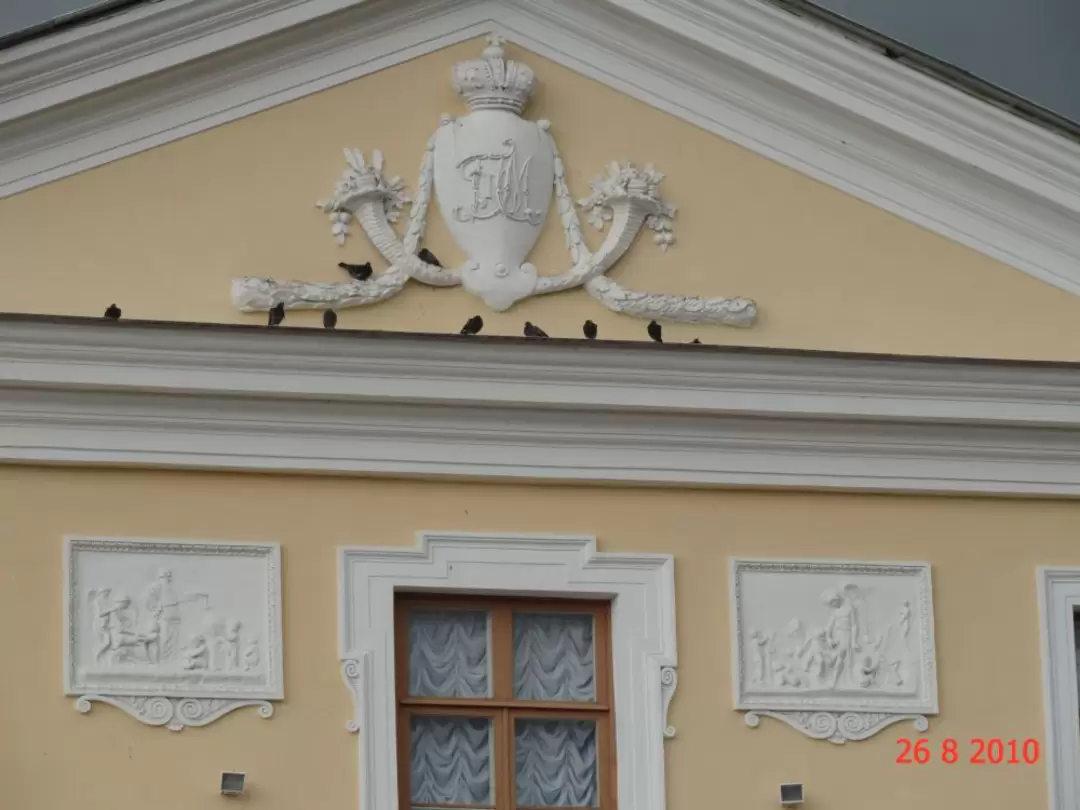 Лепной орнамент на фасаде дворца Лепной орнамент на фасаде дворца