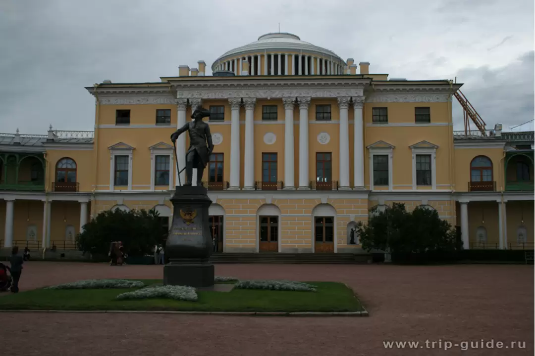 Памятник Павлу I и Павловский дворец Памятник Павлу I и Павловский дворец