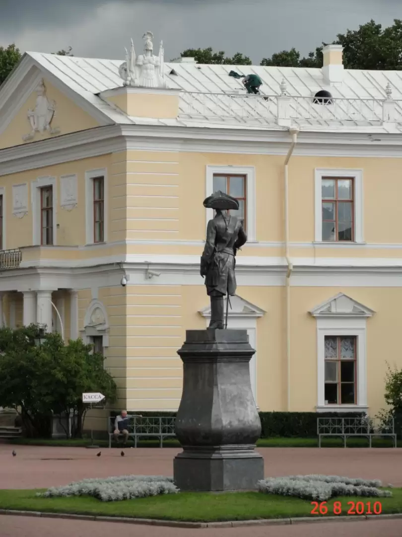 Памятник Павлу I на площади у Павловского дворца Памятник Павлу I на площади у Павловского дворца