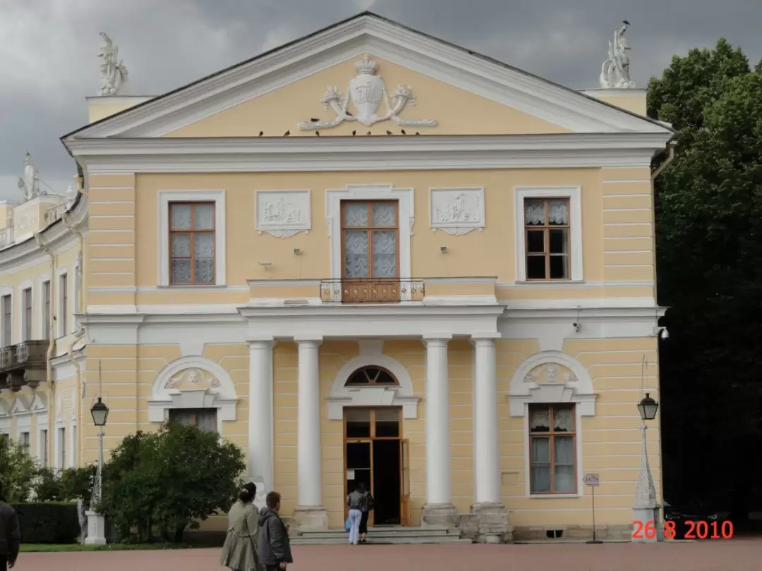 Здание Павловского дворца Здание Павловского дворца