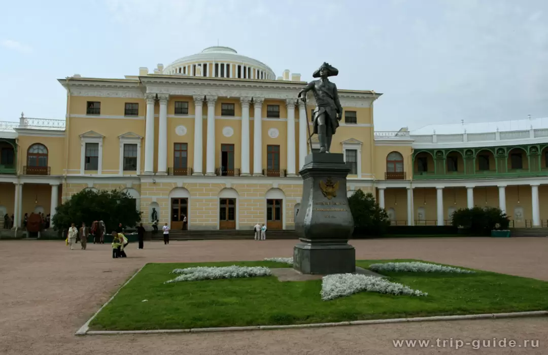 Дворец и памятник Павлу I