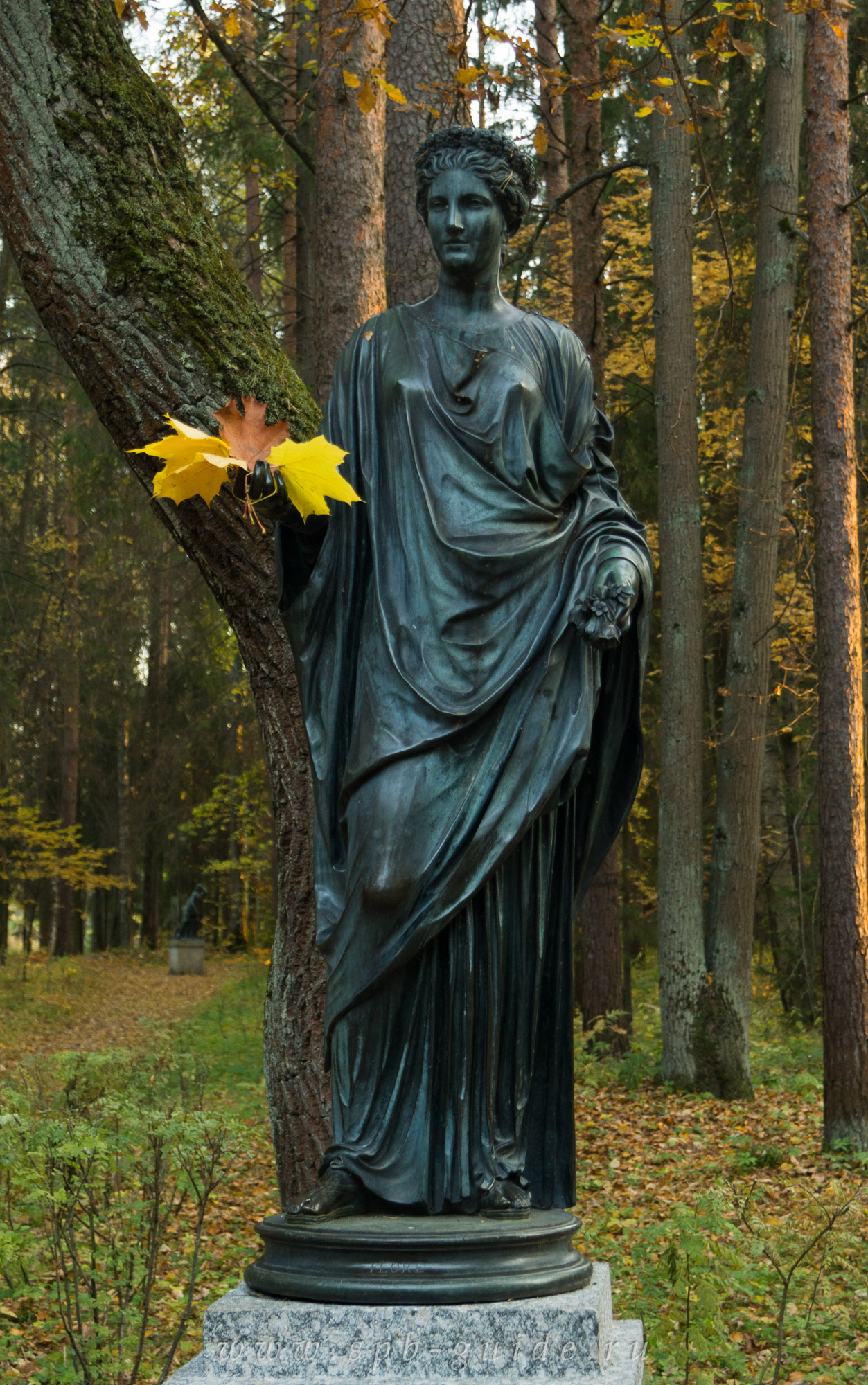Павловский парк, Флора (богиня цветов и весны) Павловский парк, Флора (богиня цветов и весны)
