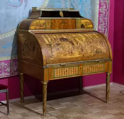 Бюро-цилиндр работы М.Я. Веретенникова, начало 18 века, первоначально находилось в кабинете Павла I в Зимнем дворце, спасено от пожара в 1837 году