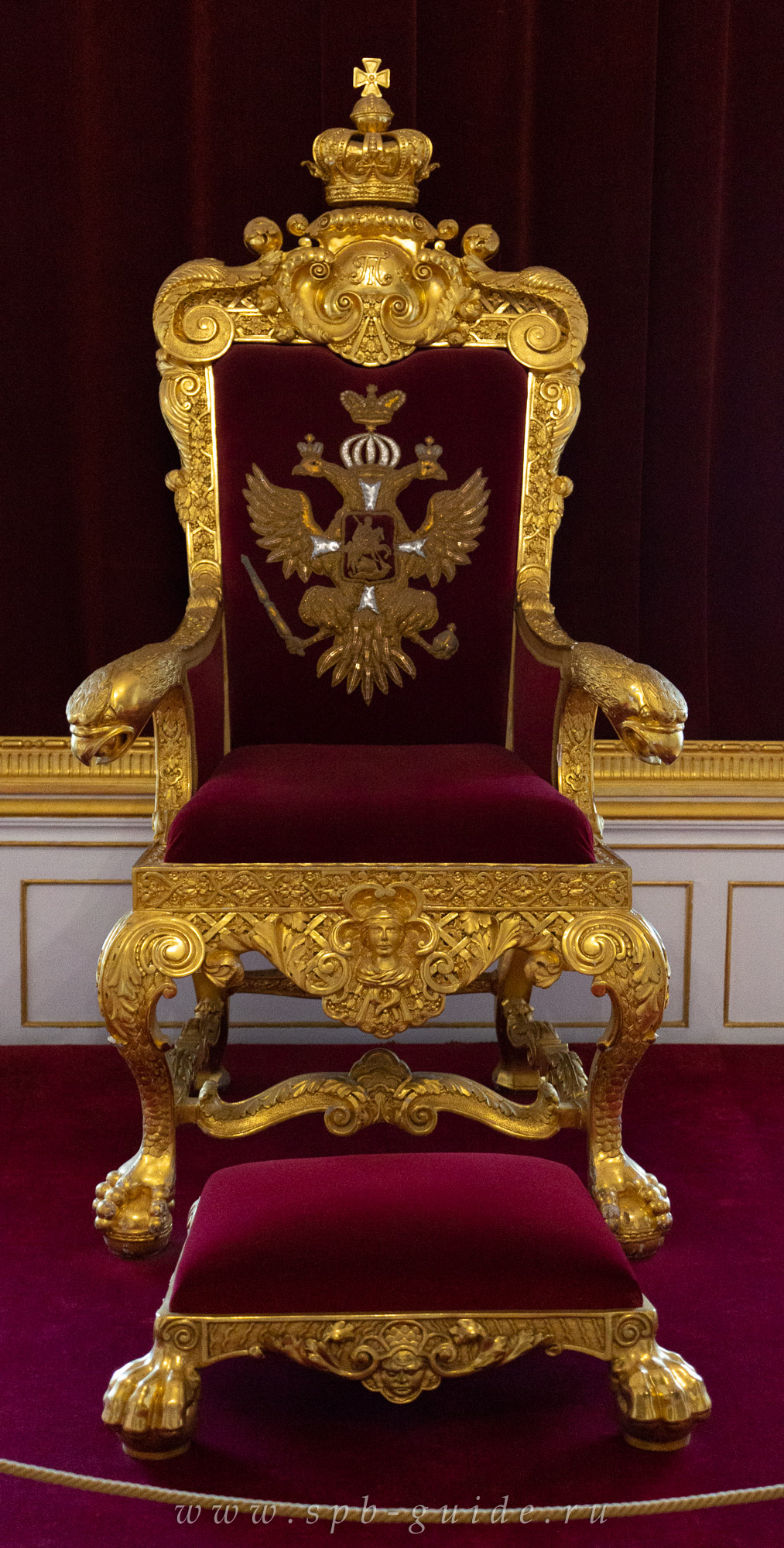 Резное золочёное кресло, изготовленное по образцу серебряного тронного кресла императрицы Анны Иоанновны, которое хранится в Эрмитаже Резное золочёное кресло, изготовленное по образцу серебряного тронного кресла императрицы Анны Иоанновны, которое хранится в Эрмитаже