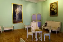 Сиреневый кабинет был выдержан в бледно-лиловых тонах — любимых цветах Александры Фёдоровны 