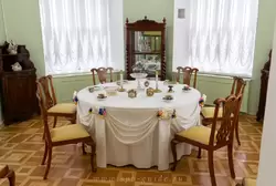 Столовая императора Николая I, стол сервирован предметами из Кобальтового сервиза — одного из самых известных в Гатчинском дворце