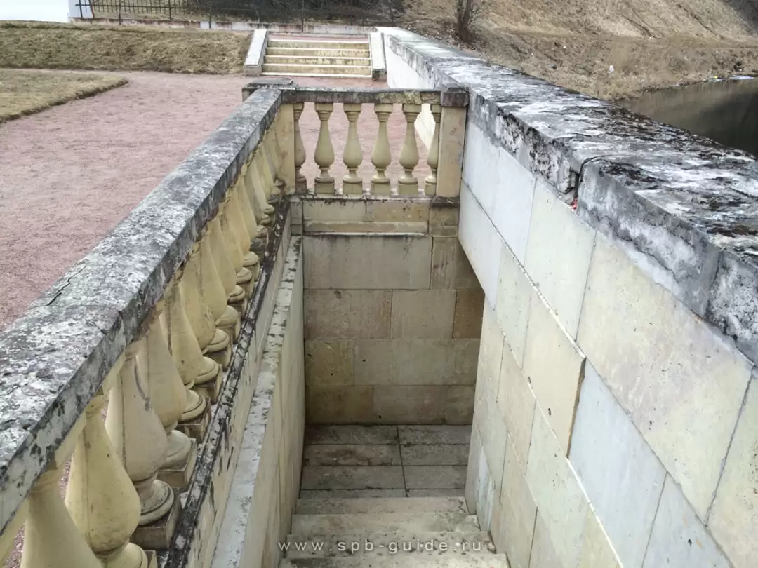 Лесенка к пристани на озере Лесенка к пристани на озере