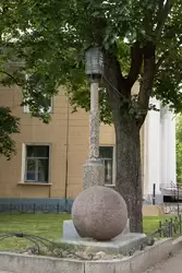 Памятник первому электрическому фонарю Памятник первому электрическому фонарю