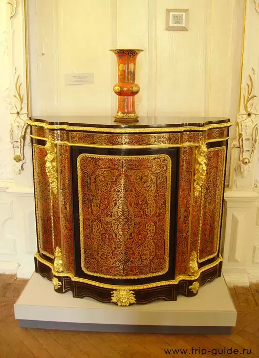 Ломоносов (Ораниенбаум), Комод Ломоносов (Ораниенбаум), Комод