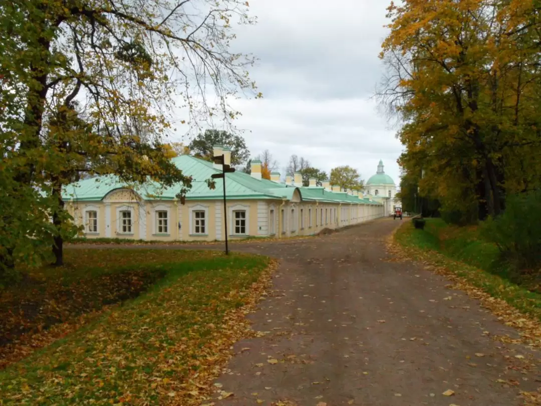 Вид на восточное крыло Большого дворца с Рябиновой аллеи в Ораниенбауме Вид на восточное крыло Большого дворца с Рябиновой аллеи в Ораниенбауме